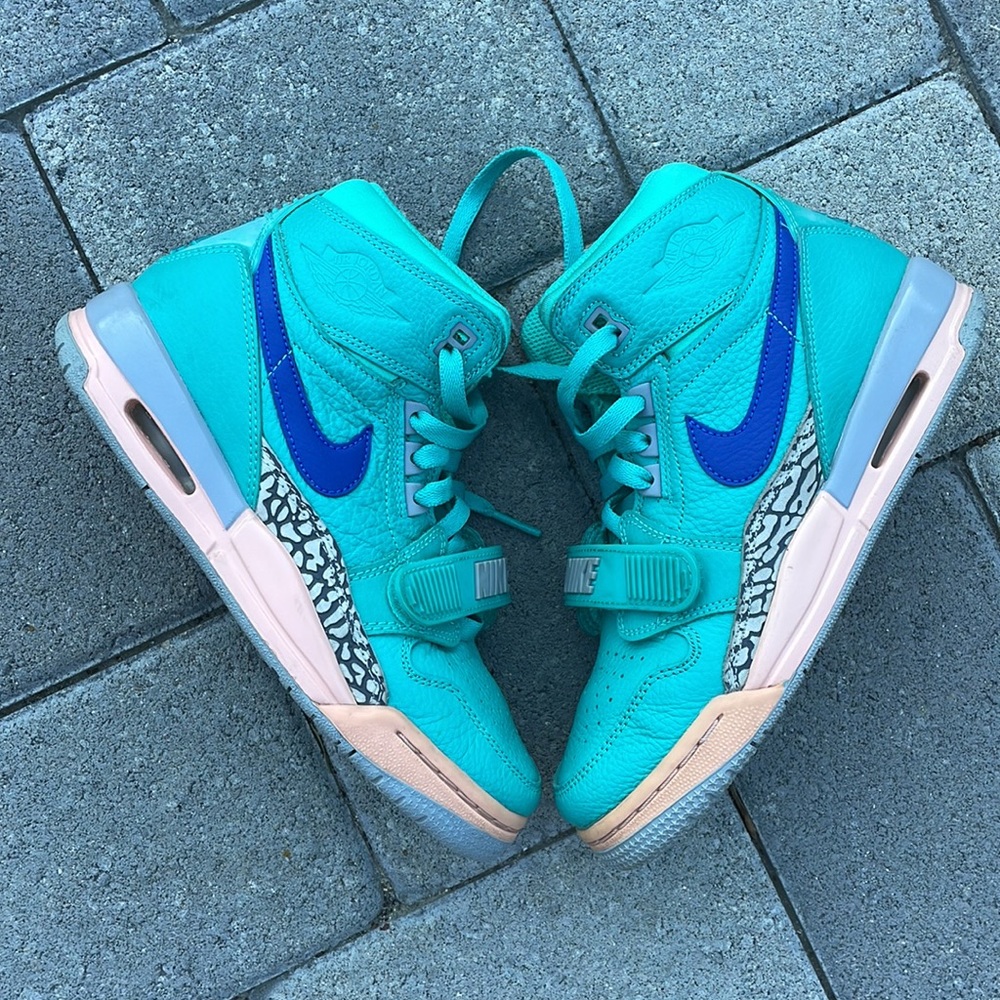 EUC JORDAN LEGACY KIDS SIZE 4 YOUTH